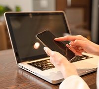 スマートフォンでお問い合わせをしているイメージ