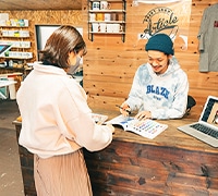 店頭でスタッフとデザインの打ち合わせをしている様子